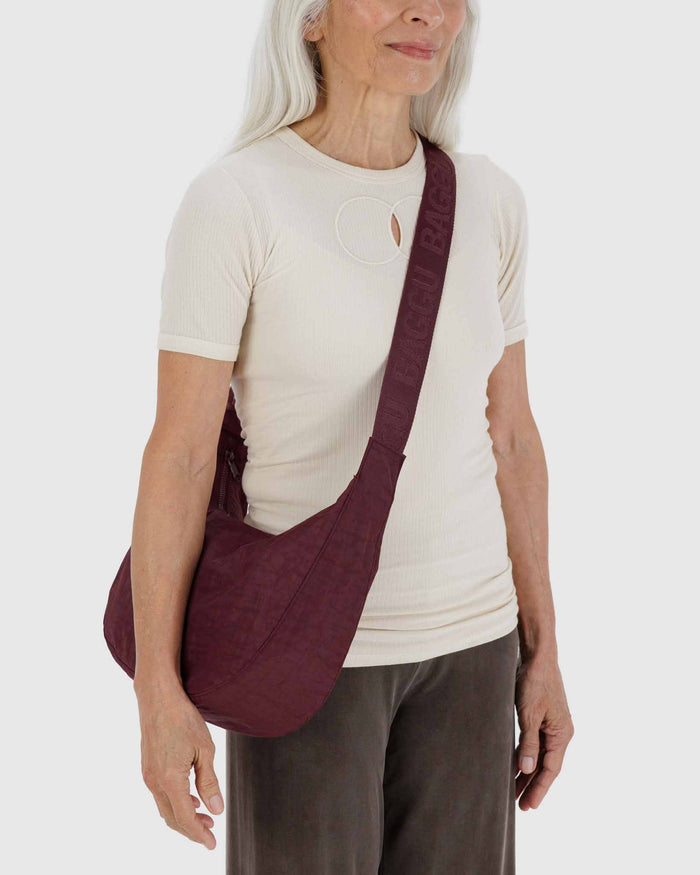 Mahogany Medium Nylon Crescent Bag | BAGGU | Medium Nylon Crescent Bag