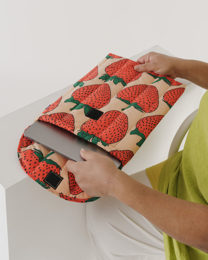 Strawberry 16" Puffy Laptop Sleeve | BAGGU | Puffy Laptop Sleeve 16"